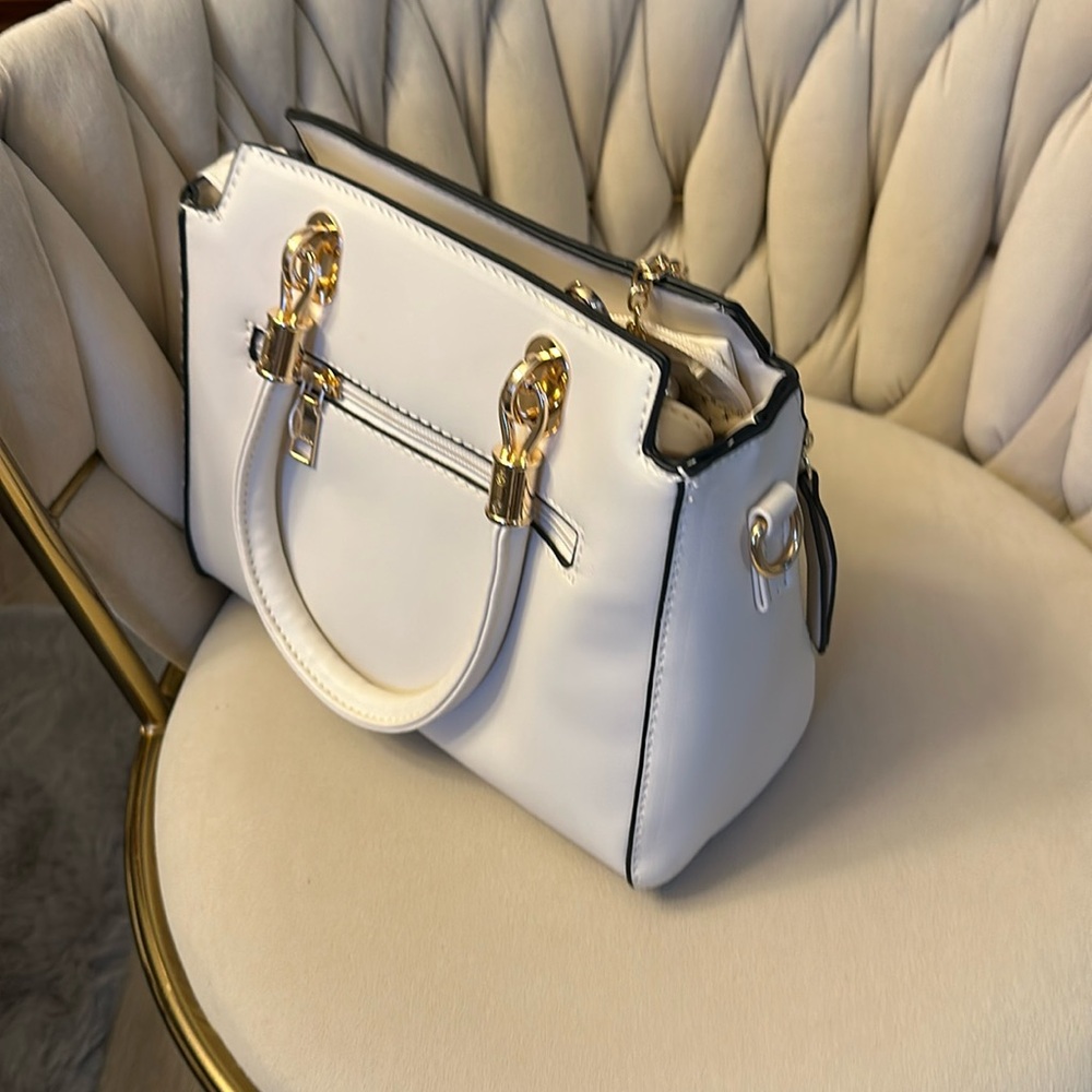 It a bran new shoulder bags and color cream